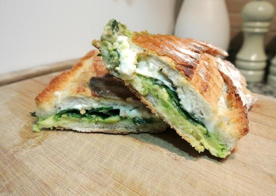 Panini de aguacate, pesto y más