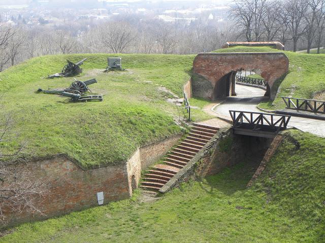 SERBIA: LA FORTALEZA DE NOVI SAD SOBRE EL DANUBIO.