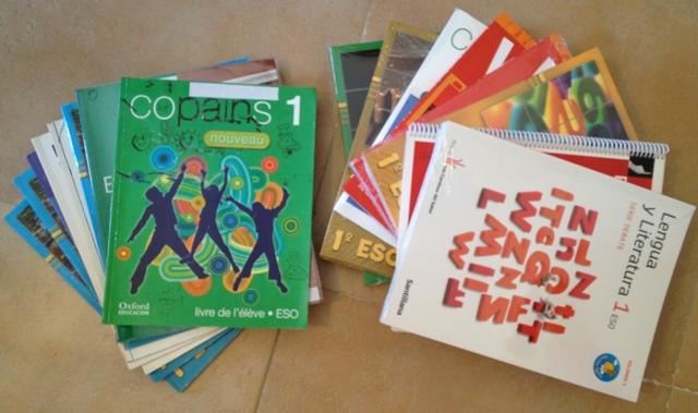 Libros de texto reutilizados (izqda) y nuevos (dcha)