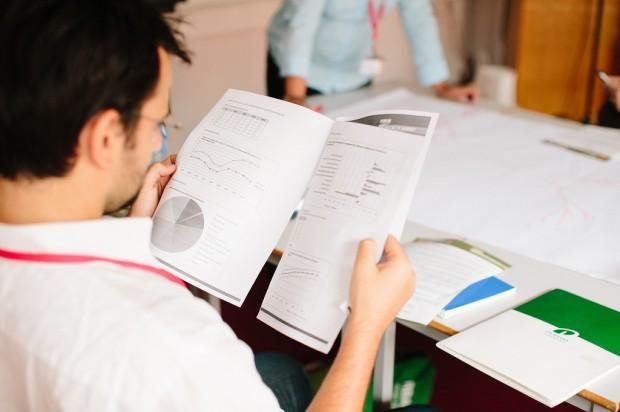 Checking Allium's statistics - Photo: URBACT