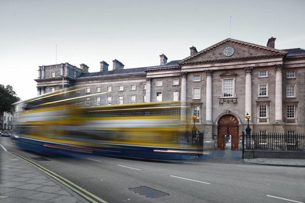 Entrada al campus del Trinity College, Dublin. Imagen: Shutterstock