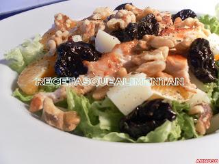 ENSALADA CON QUESO, NUECES Y CIRUELAS
