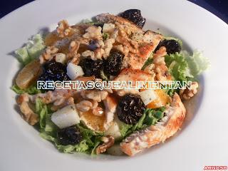 ENSALADA CON QUESO, NUECES Y CIRUELAS