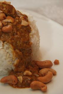Pechugas de pollo en salsa hindú con arroz jazmín