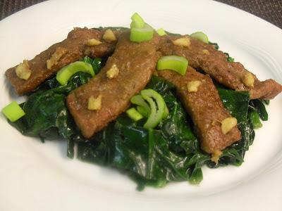 Hígado salteado con espinacas y jengibre