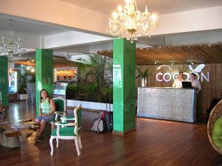 Recepción Cocoon Hotel, San José, Costa Rica, vuelta al mundo, round the world, La vuelta al mundo de Asun y Ricardo, mundoporlibre.com