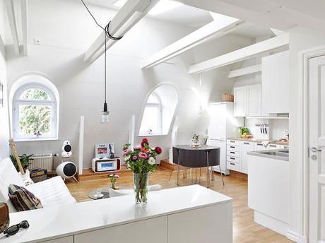 Ventanas abovedadas, tragaluces y vigas en el techo ventanas en el techo reformas tragaluces y vigas en el techo techo abuhardillado Ventanas abovedadas soluciones mas luz natural estilo nórdico escandinavo decoración nórdica en blanco decoración diseño interiores pisos pequeños decoración diseño interiores áticos pequeños blog decoración nórdica
