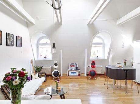 Ventanas abovedadas, tragaluces y vigas en el techo ventanas en el techo reformas tragaluces y vigas en el techo techo abuhardillado Ventanas abovedadas soluciones mas luz natural estilo nórdico escandinavo decoración nórdica en blanco decoración diseño interiores pisos pequeños decoración diseño interiores áticos pequeños blog decoración nórdica