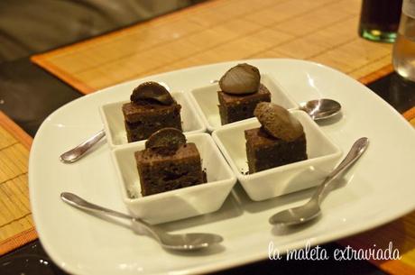 Pijama, un restaurante honesto Tiramisú (arriba izq), pastel de zanahoria (arriba derecha) y Brownie (abajo)