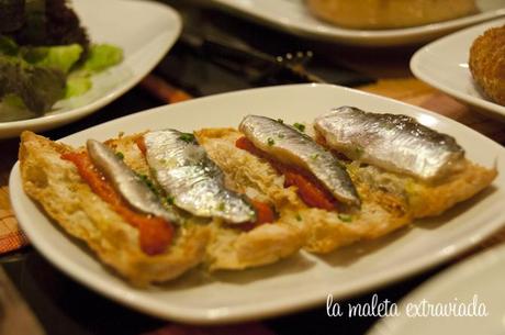 Pijama, un restaurante honesto Coca de sardinas con salsa romescu