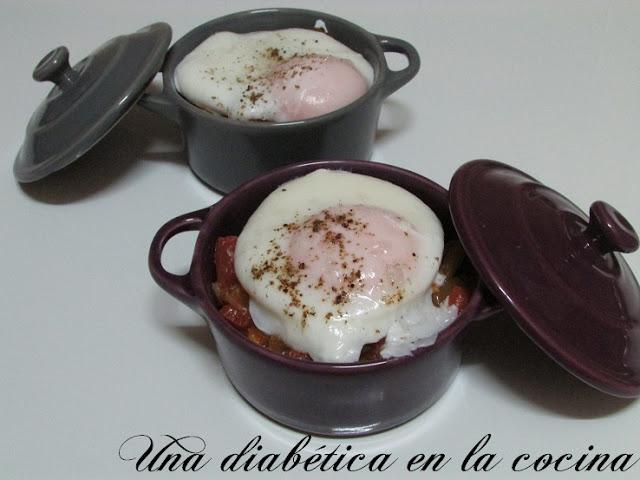 Pisto con huevo escalfado con el conteo de raciones para diabéticos