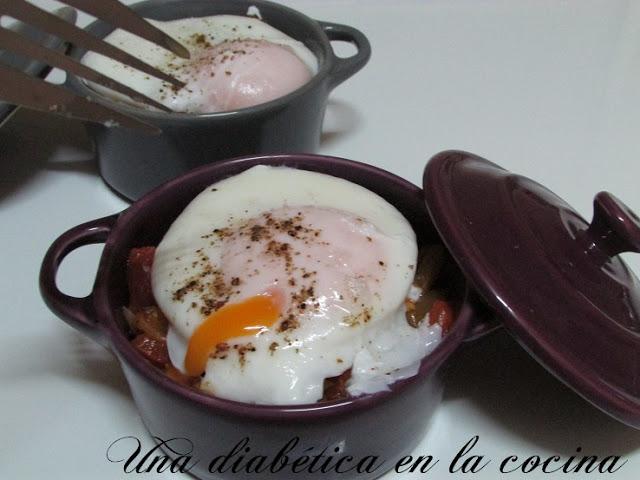Pisto con huevo escalfado con el conteo de raciones para diabéticos
