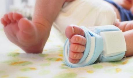 Calcetín inteligente que vigila los signos vitales del bebé Vigilabebés