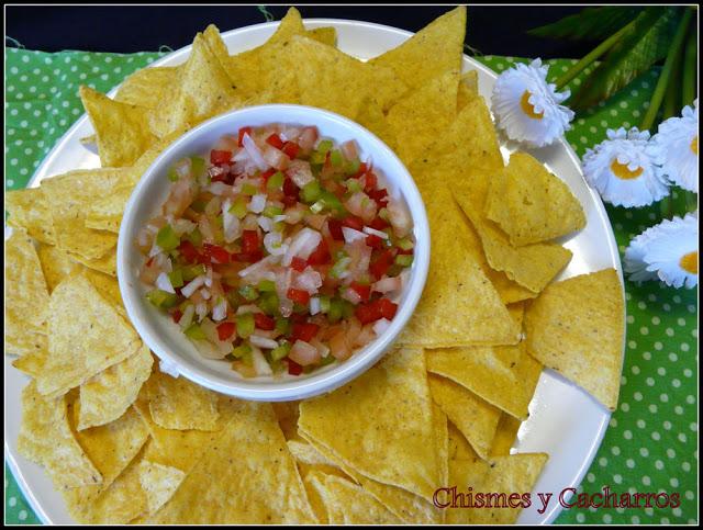 Nachos con dip de queso azul