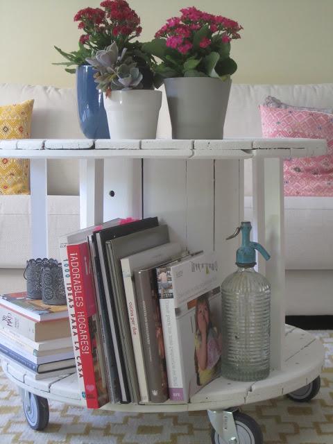 Bobinas de cables recuperadas y convertidas en mesa de centro