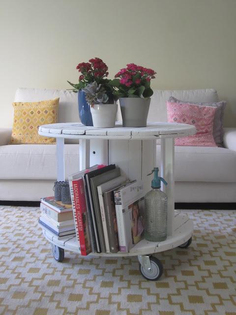 Mesas hechas con bobinas de cables modernas