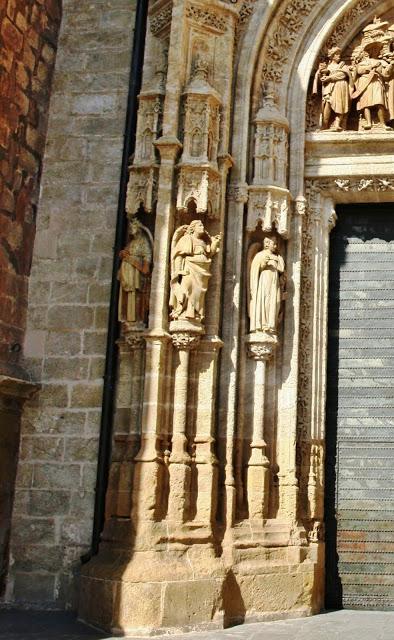 La Puerta de los Palos (3): las figuras de las jambas.