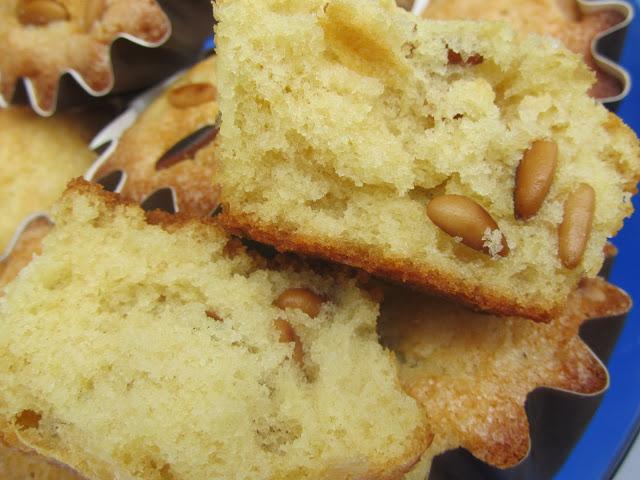 Magdalenas de nata y piñones