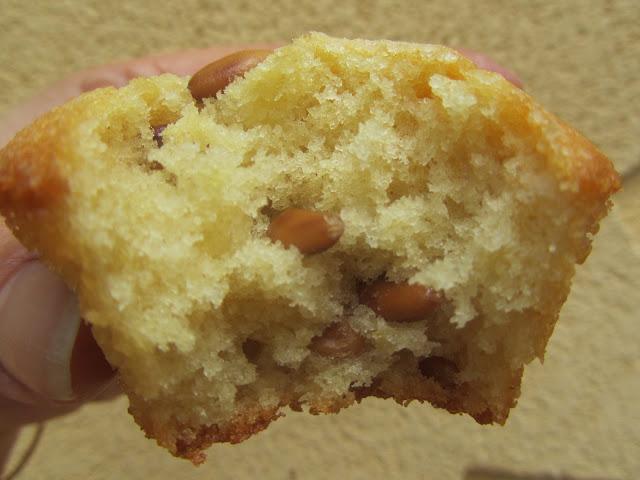 Magdalenas de nata y piñones