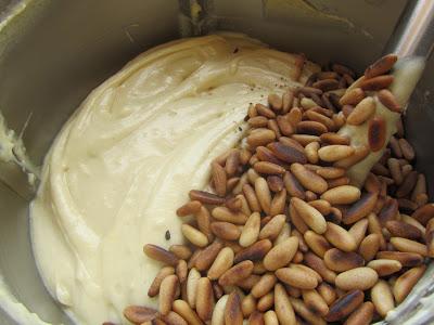 Magdalenas de nata y piñones