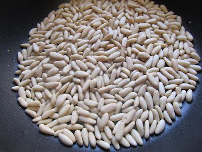 Magdalenas de nata y piñones