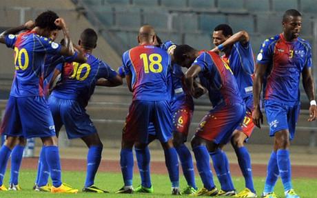 Varela, con el dorsal 3, tras uno de los goles de Cabo Verde ante Egipto el día de la alineación indebida.