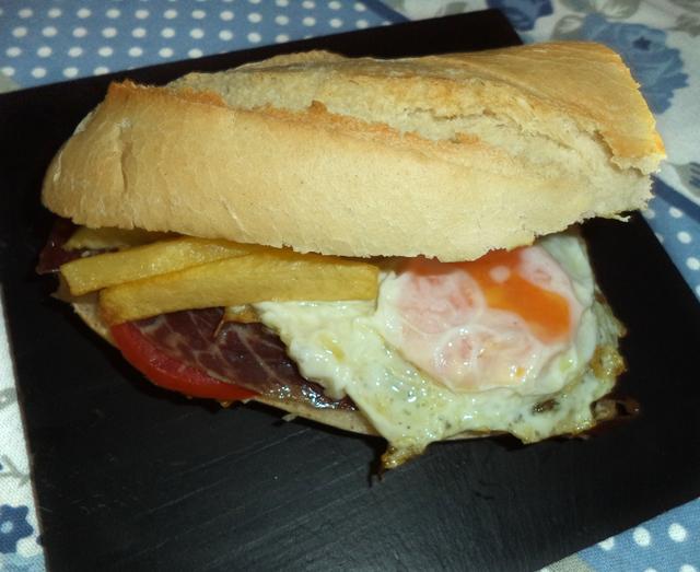 Bocata de Cecina, Huevo Frito y Patatas