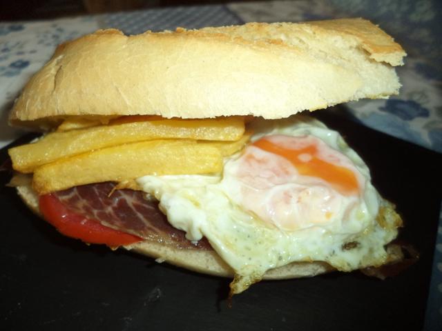 Bocata de Cecina, Huevo Frito y Patatas