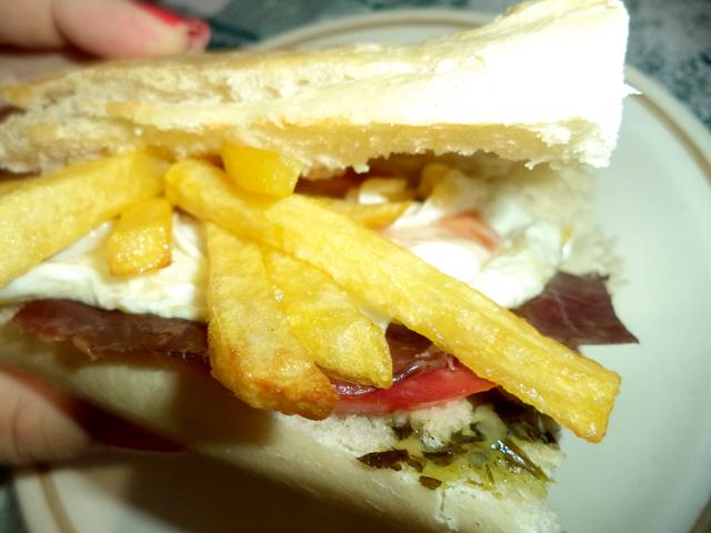 Bocata de Cecina, Huevo Frito y Patatas