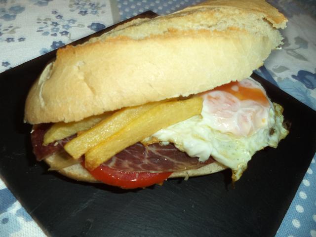 Bocata de Cecina, Huevo Frito y Patatas