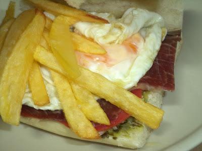 Bocata de Cecina, Huevo Frito y Patatas