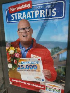 ¿Quién es el calvo de gafas de las paradas de autobús?