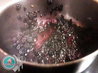 Tarta de moras y crema pastelera.