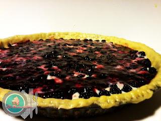 Tarta de moras y crema pastelera.