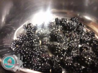 Tarta de moras y crema pastelera.