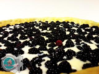 Tarta de moras y crema pastelera.