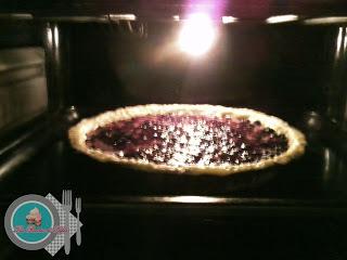 Tarta de moras y crema pastelera.