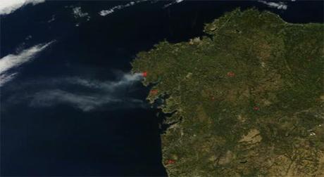 Imagen satélite (13.09.2013) de los incendios forestales en Galicia
