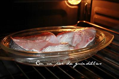 Mero al horno con salsa de almendras y azafrán