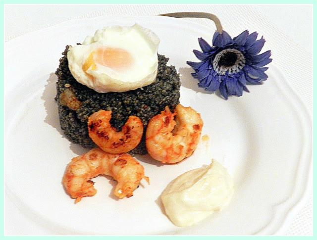 Cous cous negro con gambones y huevo poché