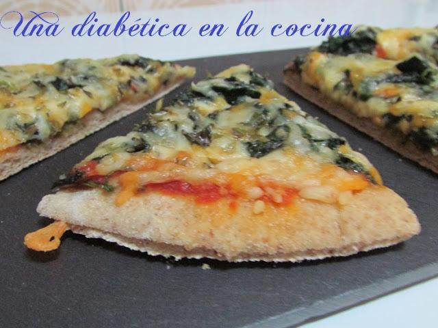Pizza de harina integral y espinacas con las distintas raciones para diabéticos