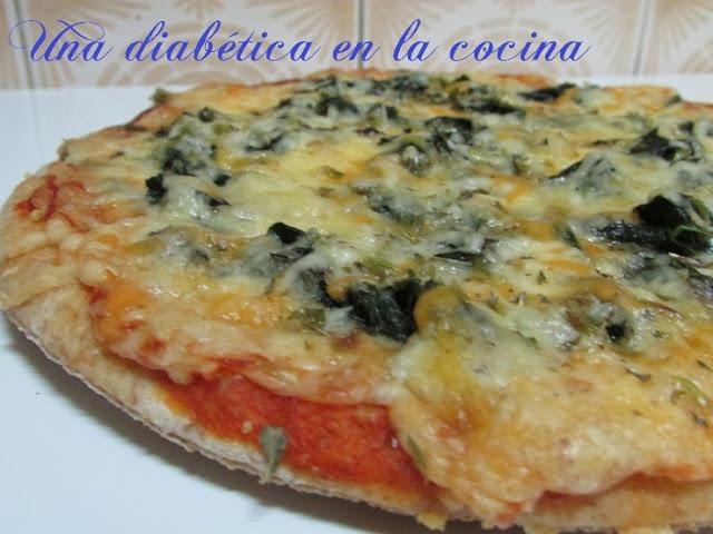 Pizza de harina integral y espinacas con las distintas raciones para diabéticos