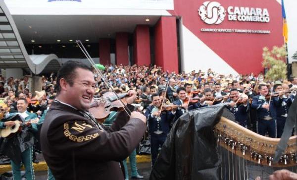 MARIACHIS DE MEXICO ROMPEN RECORD GUINESS Y RECUPERAN SU TRONO !! Vídeo.