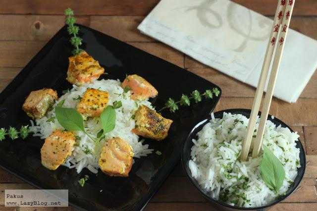 Curry de salmón y arroz basmati con limón y albahaca. Receta