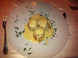 Puerros gratinados con salsa holandesa y queso