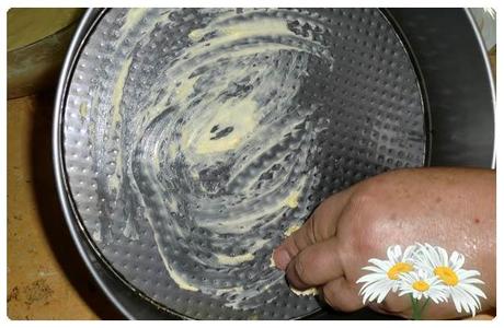 Extendiendo la mantequilla en el molde.