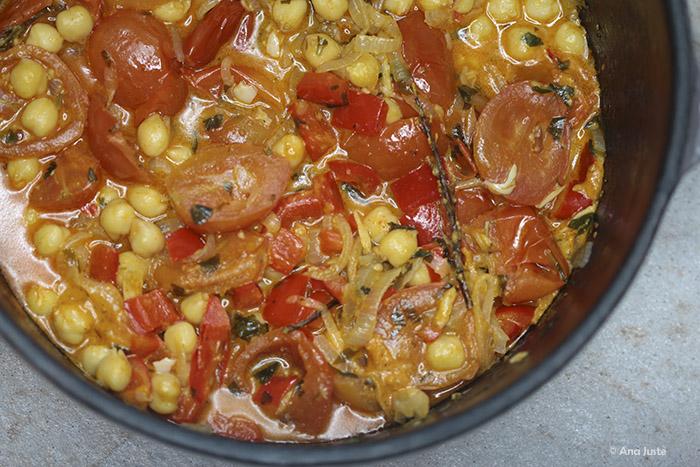 Garbanzos con tomatitos y salsa romesco