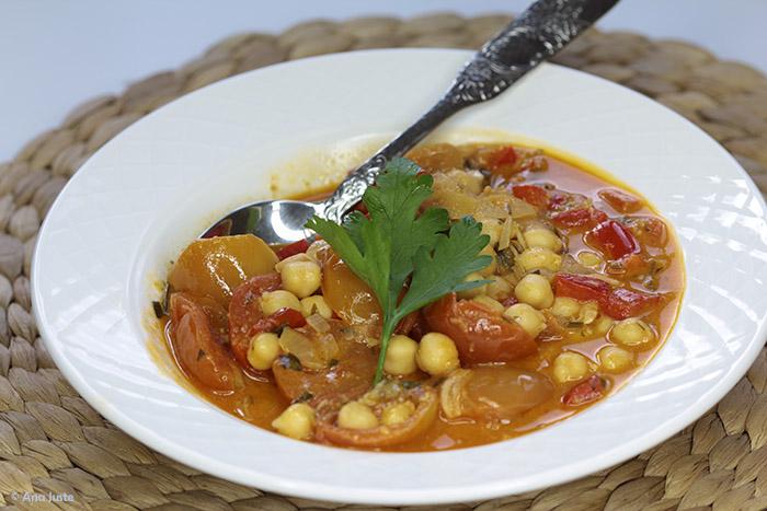 Garbanzos con tomatitos y salsa romesco