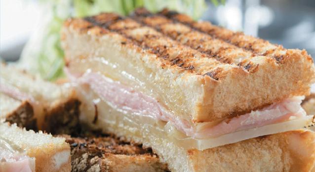 Sandwich de lacon y queso manchego tierno