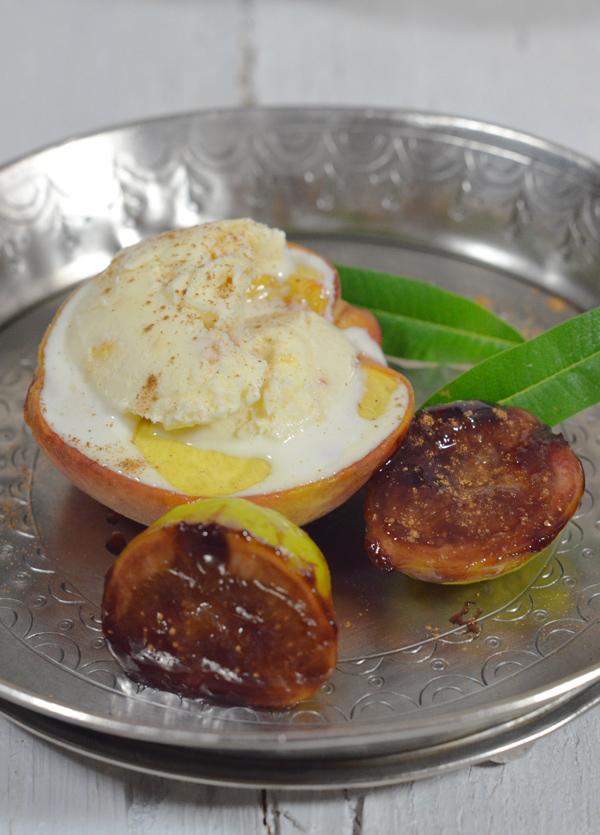 Melocotones e higos asados con helado de vainilla